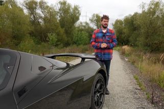 Tohle auto láká davy kdekoliv se ukáže. Nic podobného po českých silnicích totiž nejezdí | Fotr na tripu
